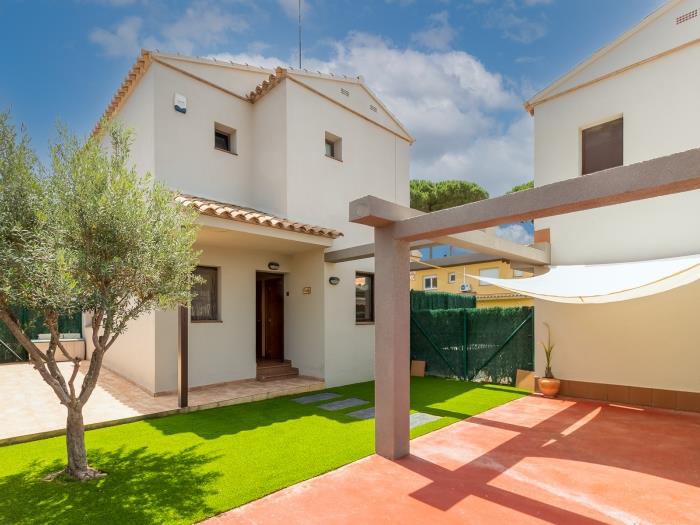 Casa maravillosa con un bonito jardín / 1077